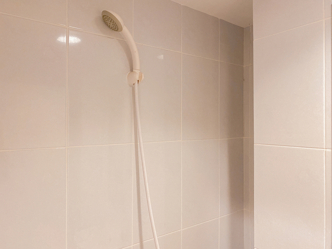 Bathroom 5, Classic Studio at Tokyo Riverside PIK 2 Apartement By Travelio, Tangerang