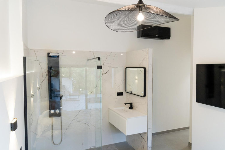 Bathroom 3, Villa 6 pers a 30m de la mer, Var