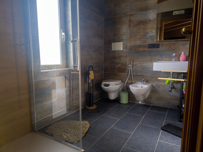 Bathroom 3, Secret Garden, Avellino