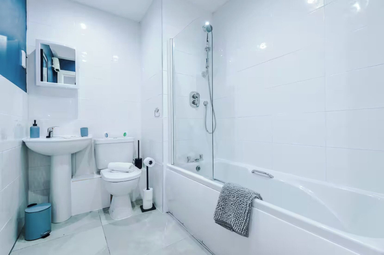Bathroom 3, 232 Ordsall Lane, Manchester