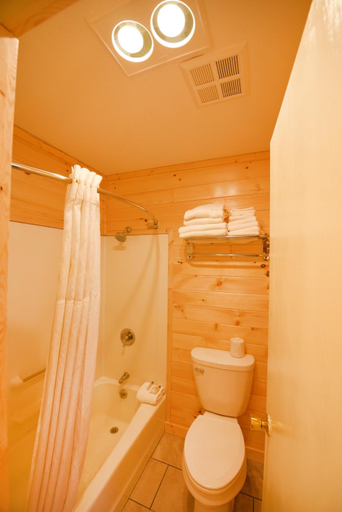 Bathroom 4, Quality Inn & Suites Mackinaw City Beachfront, Cheboygan