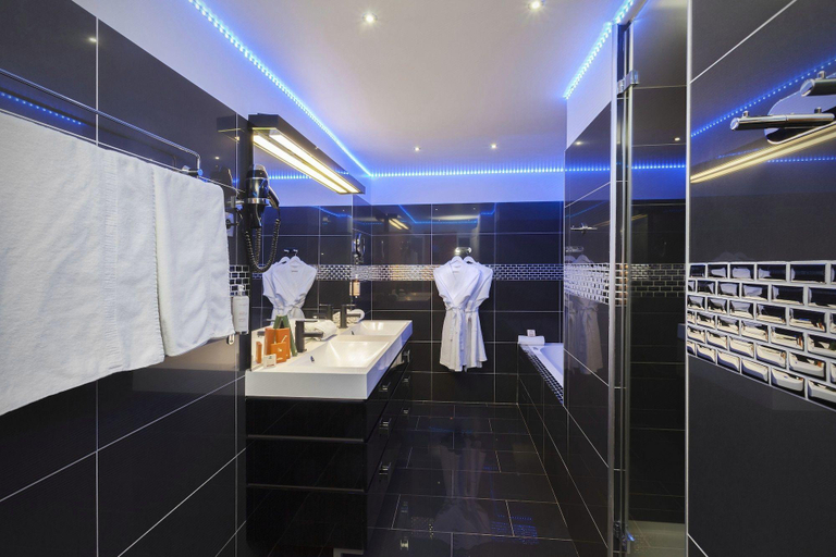 Bathroom 3, Hotel de France, Bouches-du-Rhône