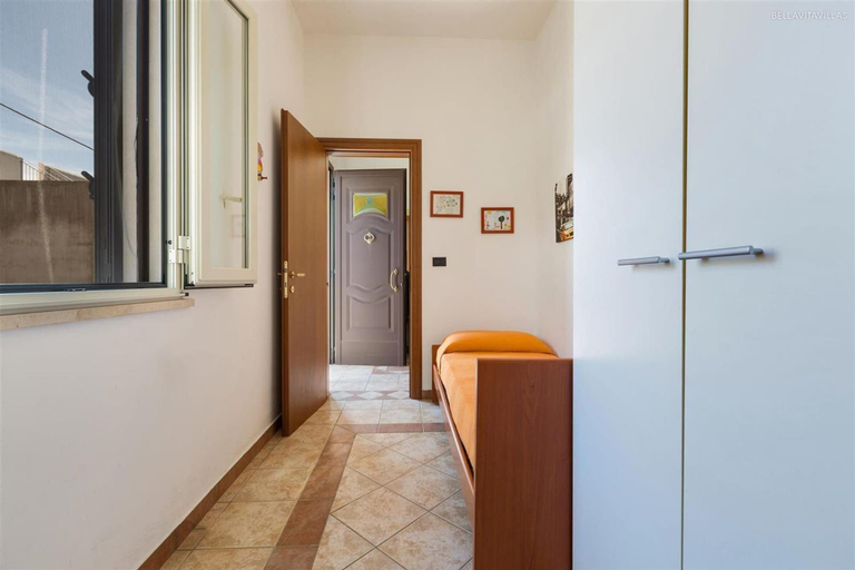 Room 4, 1069 Girasole Trilo 1 by Barbarhouse, Lecce