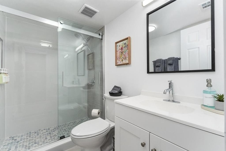 Bathroom 2, Cozy Modern Apartment - Near Shands & VA, Alachua