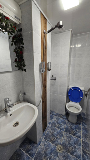 Bathroom 4, Rainbow 2 Holiday Complex, Nesebar