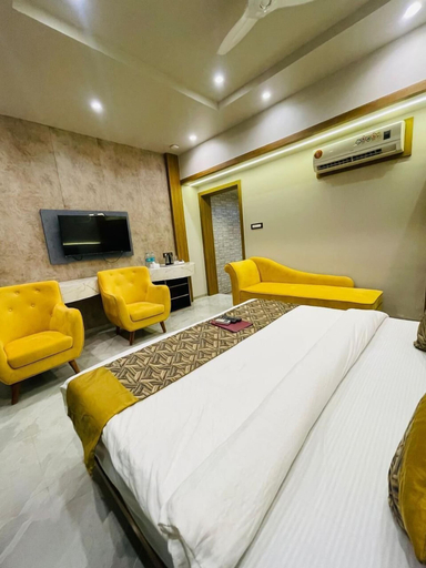 Room 4, HOTEL DOUBLE CROWN Mumbai AIRPORT T2, Mumbai Suburban