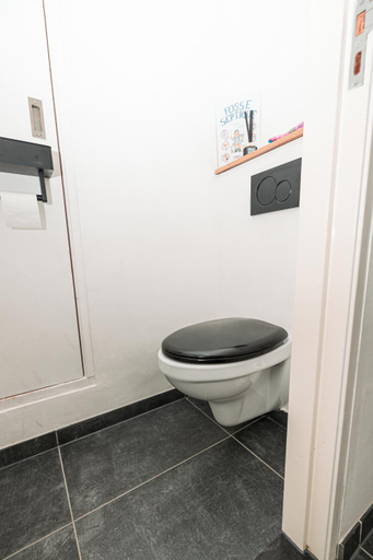 Bathroom 2, Mille Fleur Apartments, Limburg