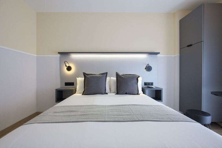 Room 5, Dobo Madrid CV93, Madrid