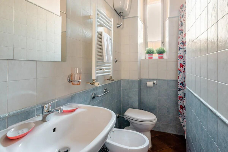 Bathroom 2, Giulia Apartment in Trastevere, Roma