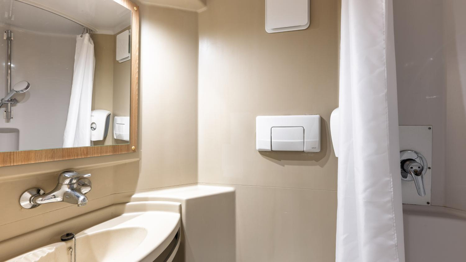 Bathroom 3, Premiere Classe Bourges, Cher