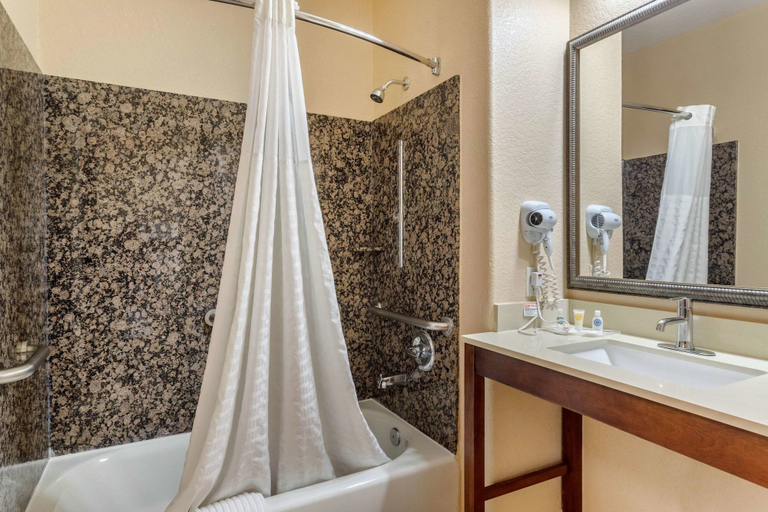 Bathroom 4, Comfort Suites Baytown I - 10, Houston