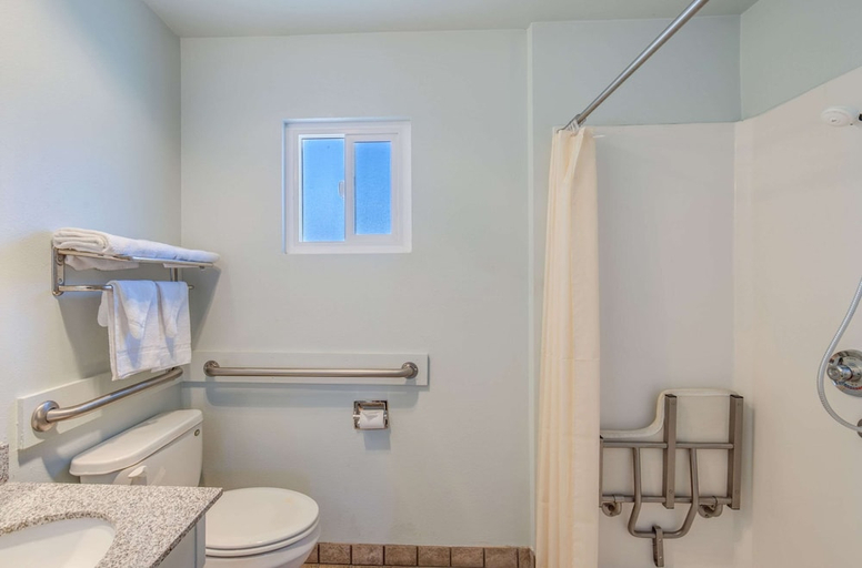 Bathroom 3, Econo Lodge Inn & Suites Yreka, Siskiyou