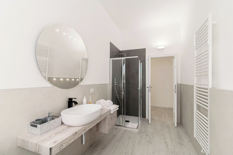 Bathroom 5, The Gallery, Como