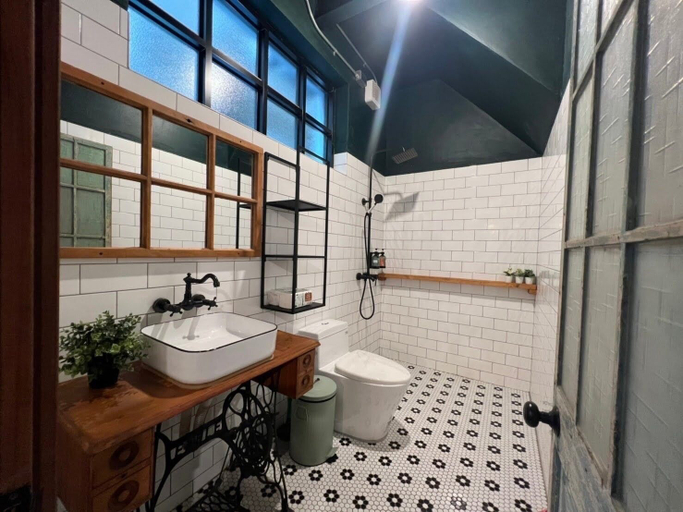 Bathroom 2, Kuanzhai 1960 Private B&B, Tainan