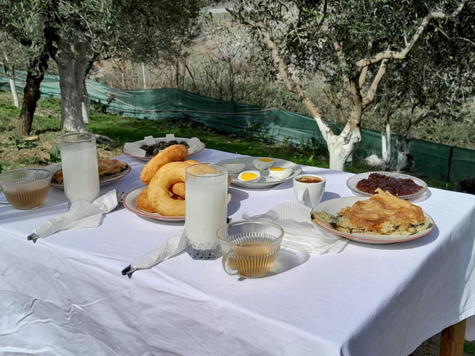 Food & Drinks 4, bujtina Musta, Beratit