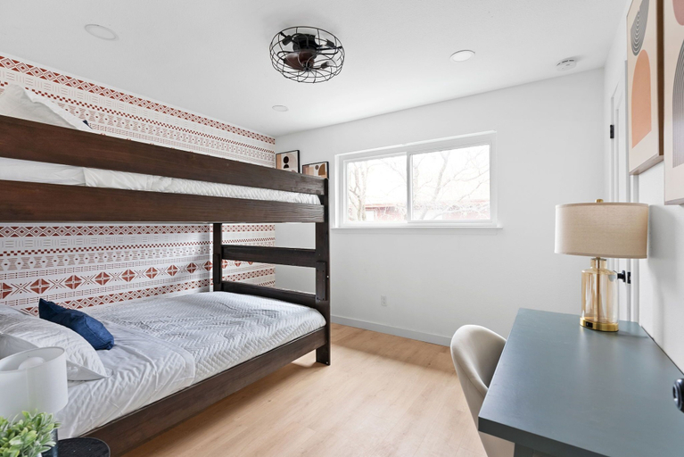 Room 2, Southport Combined, Travis