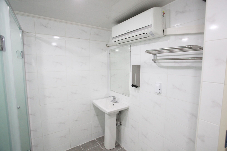 Bathroom 4, Namsan Guesthouse, Jung