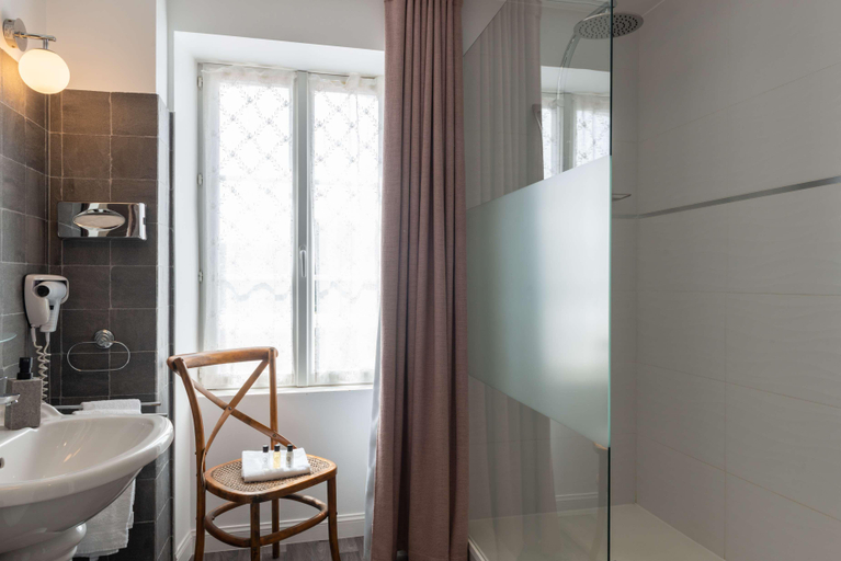 Bathroom 4, Hôtel Traiteur les Ormes, The Originals Relais, Manche