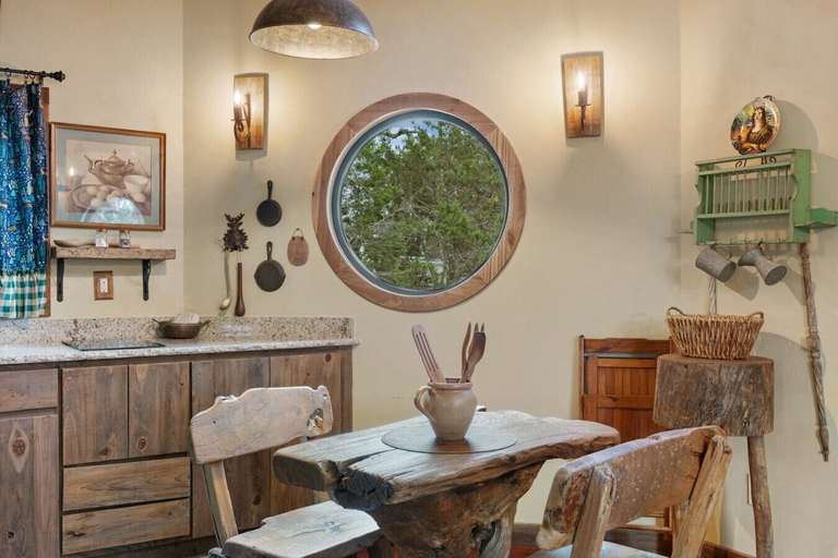 Dining 5, Woodsman Hobbit with Hot Tub & Fireplace, Gillespie