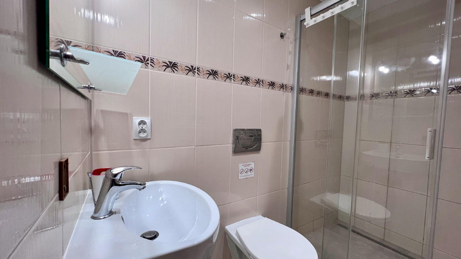 Bathroom 4, Ground Floor Apartment, Praha 3
