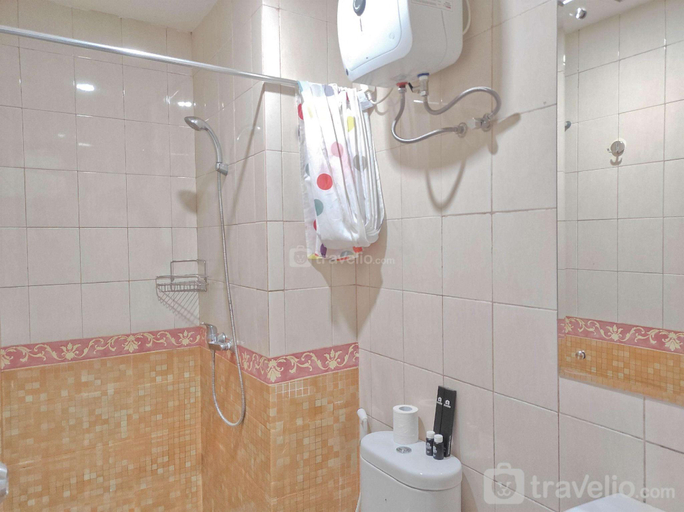 Bathroom, Best Deal and Cozy 2BR Vida View Apt By Travelio, Makassar