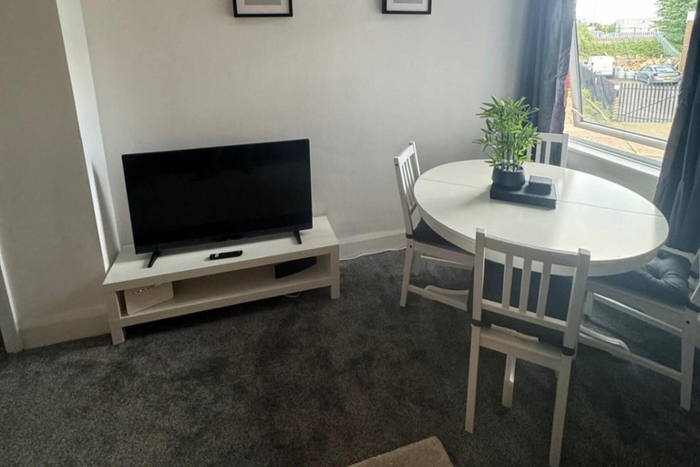 Dining 5, Simonside Apartment - Sleeps 6 - Pets Ok - Parking, Newcastle upon Tyne