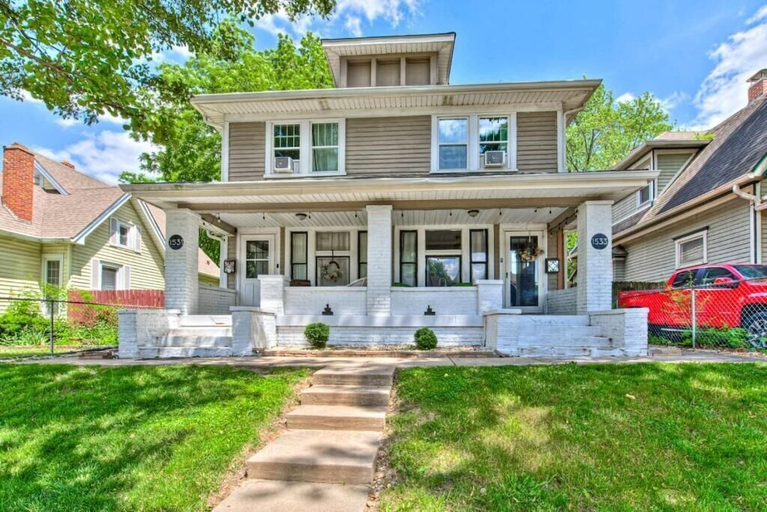 Primary image, Spacious Duplex for 14 in Downtown, Marion