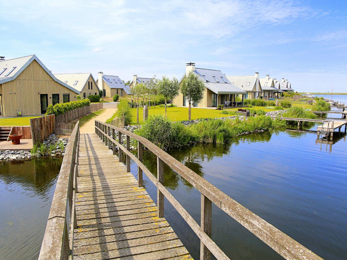 Surrounding environment 5, Modern design lodge with combi microwave, in national park, Tholen
