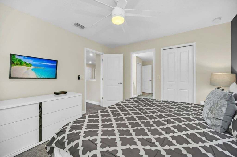 Room 2, Modern Beautiful Private Pool Home! 9 Bedroom Villa, Osceola