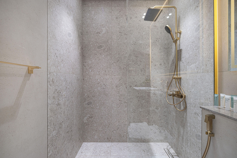 Bathroom 3, JVC Suites by Hostiva - City View, Dubai
