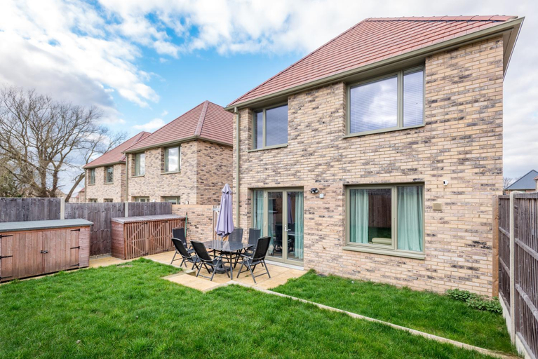3, Stylish 4-BR House with 3 Ensuite & Free Parking, Oxfordshire