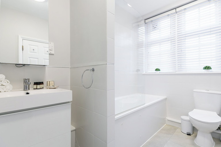 Bathroom, Urban Chic - Dorset street, London