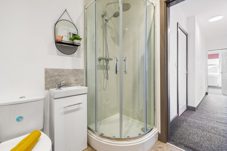 Others 2, Silver Stag Properties, Ensuite 5 BR House, Derbyshire