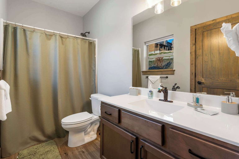 Bathroom 4, Two Pines Endless Views and Attractions!, Taney