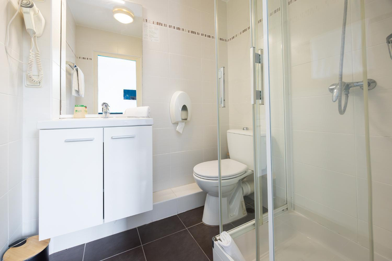 Bathroom 2, Hotel de France, Ain