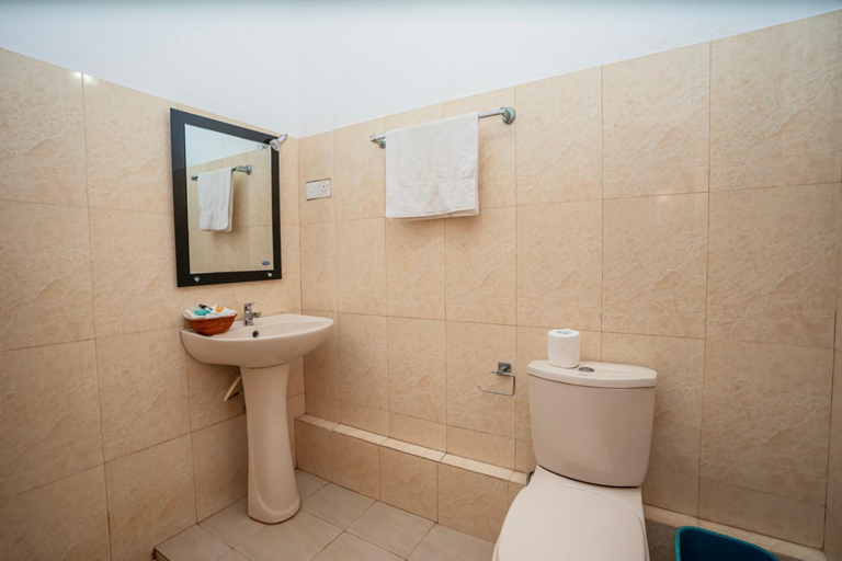 Bathroom 5, Albert Guest House, Galle Four Gravets