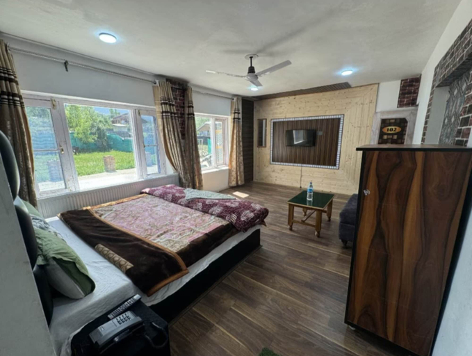 Room 2, The Gulmarg Gateway Resort Tanmarg, Baramulla