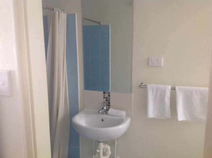 Bathroom 3, Coolabah Motel, Rosslea