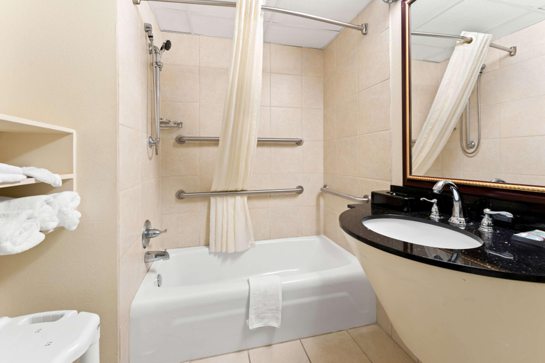 Bathroom 4, Best Western Riverside Inn, Bibb
