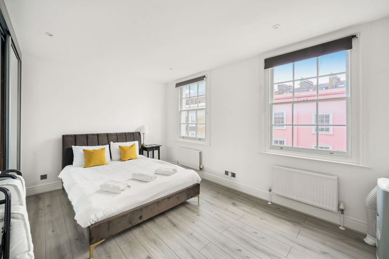 Room 2, Flat 3 Beauchamp Place, London
