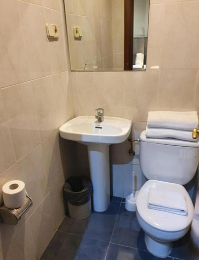 Bathroom 5, Hostal Plaza D'Ort, Madrid