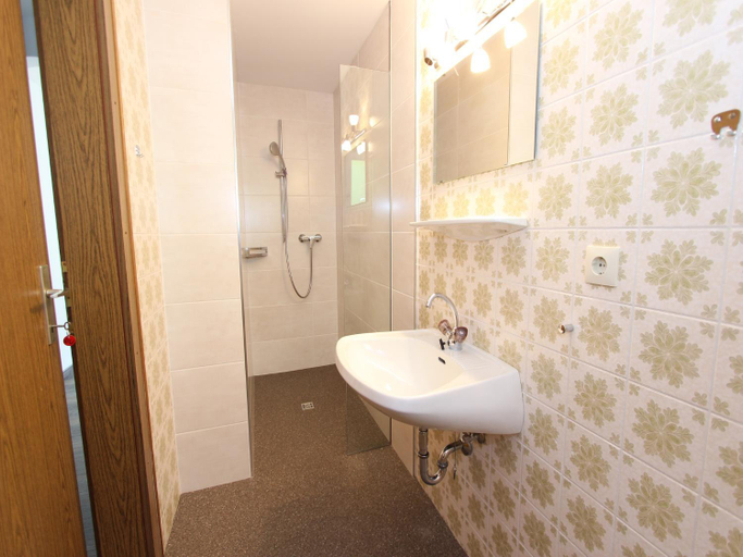Bathroom 5, Cozy Holiday Apartment Near the ski Slope, Zell am See