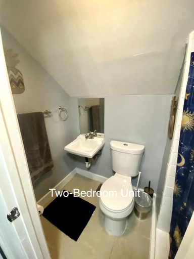 Bathroom 2, Derby City Getaway, Jefferson