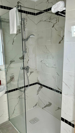 Bathroom 3, Hôtel Reine D'Azur, Alpes-Maritimes