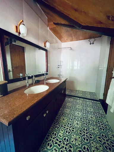 Bathroom 4, Stumpfields, The Nilgiris