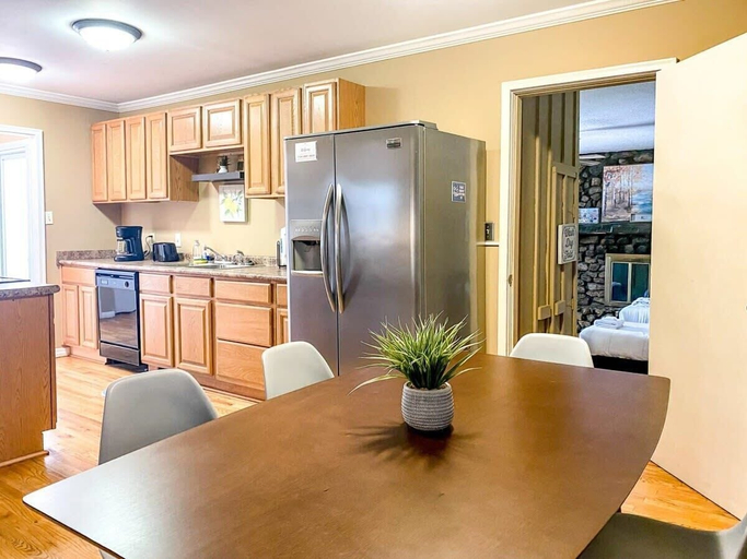 Private kitchen 4, Mahan Splashdown, Madison