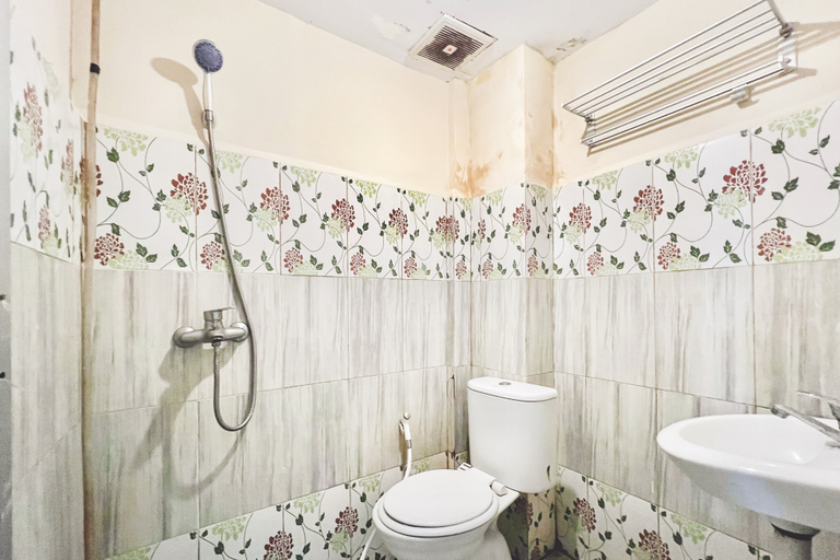 Bathroom, RedDoorz @ Golden Gateway Medan, Medan