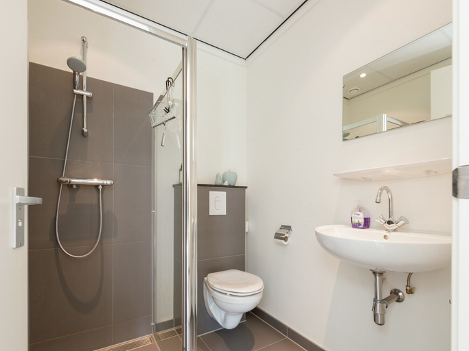 Bathroom 3, Alluring Apartment in Bergen With Terrace, Garden and BBQ, Bergen