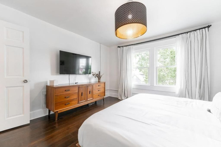 Room 3, Spacious Duplex for 14 in Downtown, Marion