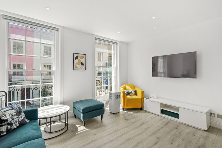 Room 5, Flat 1 Beauchamp Place, London